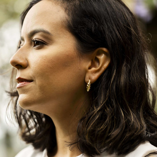 mulher usando Brinco Meia Argola Croissant Banhado a Ouro 18k