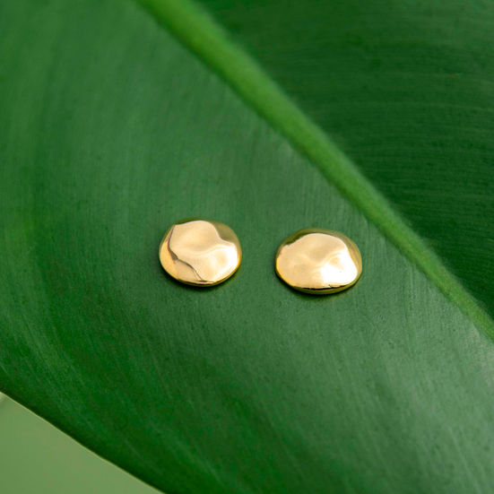 Brinco Botão Orgânico Minimalista Banhado a Ouro 18k sobre folha verde