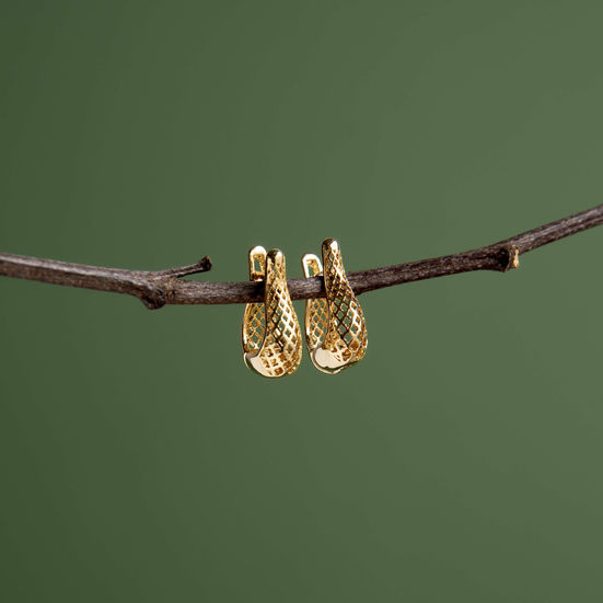 Brinco Argola de Clique Gota Vazado Banhado a Ouro 18k pendurado em galho de árvore