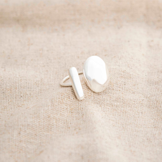 Anel Botão e Palito Orgânico Banhado a Prata sobre tecido linho