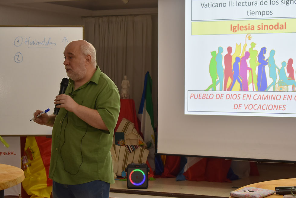 Primera jornada del XXVI Capítulo General: memoria, comunión y esperanza

Hoy ha comenzado en Los Molinos un camino que nos reúne y nos compromete como Familia Janeriana.

La jornada se inició con la Eucaristía de apertura, un momento de oración en el que pusimos este tiempo de escucha, discernimiento y misión en manos de Dios.

A continuación, la Madre Laura y el Consejo General compartieron las palabras de inicio, recogiendo con gratitud el camino vivido durante estos años e invitándonos a seguir construyendo una fraternidad abierta, sin fronteras, cercana a quienes más necesitan cuidado, hospitalidad y esperanza.

Sus palabras nos ayudaron a reconocernos como una verdadera familia carismática: religiosas y laicos, unidos en la diversidad, compartiendo el carisma de Ana María Janer y caminando como un solo corazón para la misión.

También nos animaron a elegir el camino de quienes edifican juntos: no desde la uniformidad, sino desde la comunión; no desde el control, sino desde la entrega; no desde el mantenimiento, sino desde el movimiento hacia la misión.

En este primer día, toda la Familia participó en la dinámica “Un solo corazón para la misión”, haciendo visible que este Capítulo no se vive solo dentro de una sala. Nos incluye a todos: a quienes están presentes, a quienes acompañan desde lejos, a cada comunidad y a cada persona con la que compartimos la vida y el servicio.

Por la tarde, religiosas y laicos vivimos un espacio de análisis contemplativo de la realidad, reconociendo con humildad y esperanza el paso de Dios por la vida de toda la Familia Janeriana.

A través de videos, testimonios y la presentación de la Memoria institucional 2022–2026, volvimos a mirar el camino recorrido, la entrega de tantas personas, la vitalidad de la misión y los frutos que han ido creciendo en nuestras comunidades y regiones.

Este momento fue transmitido en vivo, permitiendo que la Familia Janeriana, desde distintos lugares, pudiera contemplar lo vivido, dejarlo pasar por el corazón y compartir aportes, comentarios y resonancias.

Así, lo cercano y lo lejano se unieron en una misma comunión agradecida. Cada palabra compartida, cada recuerdo y cada emoción nos hicieron sentir que este Capítulo lo vivimos todos, como una sola familia.

También se presentó la memoria escrita, se delegó su revisión a una comisión y se recogieron las primeras aportaciones y sugerencias para continuar el discernimiento.

Ha sido una jornada para recordar, agradecer y reconocer que nada de lo vivido ha sido en vano. El Espíritu ha ido guiando nuestros pasos, sosteniendo los momentos difíciles y abriendo caminos nuevos.

Terminamos el día alrededor de la mesa y en la oración, con la sencillez de una familia que se sabe acompañada, bendecida y enviada.

Gracias por cada historia, cada rostro y cada gesto que forman parte de este camino.

📲 Sigue la vida del XXVI Capítulo General y acompáñanos en cada paso.