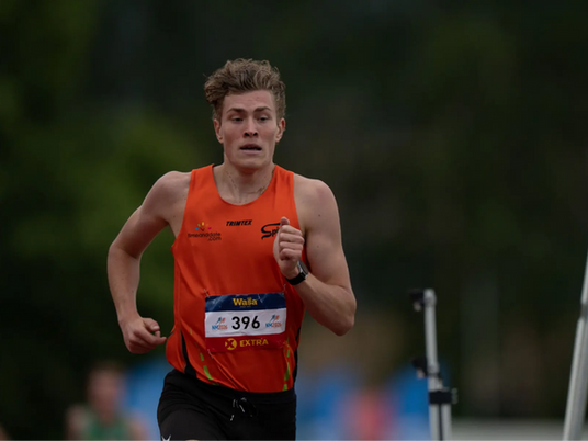 Dennis Ravndal med rått 1500m løp. Jr. NM gull foran 3.41 løper Magnus Øyen