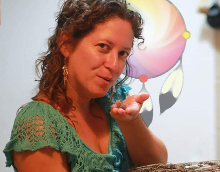 אפרת שקד שולחת נשיפה ואת הצמח הנכון עבורך. ברקע גרפיקה עם נוצות