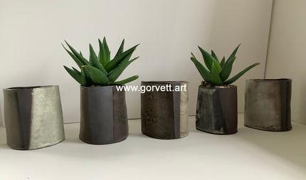 D_shape planter brown