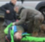 Teilnehmende führen Bloodsweep an Verletztem durch
