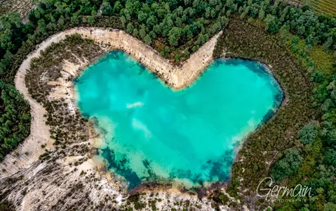 Blue Lake, Lac Bleu, paysage, nature, drone, photo, forest, lac, Charente, foret, pin, pins, pinède, art, aérien, Photographie, photographie, photographe drone professionnel, heart, coeur, amour