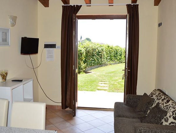 Salotto-veranda-Trilocale-08-Appartamento-vacanze-Lago-di-Garda-1170x680.jpg