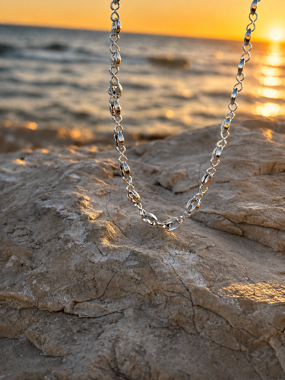 Collier bijoux acier inoxydable sur rochers au coucher du soleil