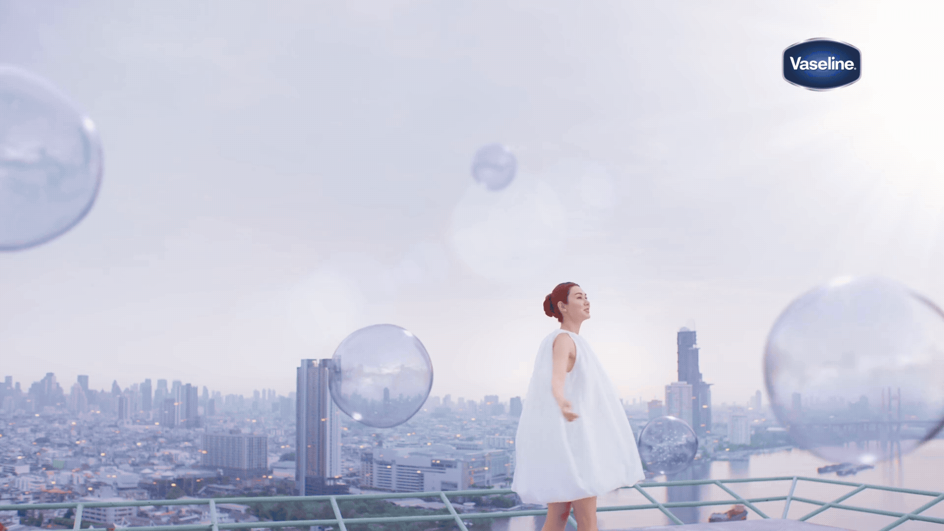 Adobe Express - vaseline_gluta-hya_dewy (1080p).gif