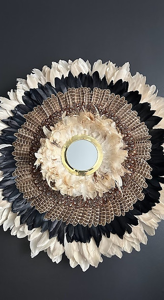 écoration murale Juju Hat blanche sur mur noir dans le bureau partagé du projet Friedland à Paris, contraste élégant entre bois clair et teintes sombres.