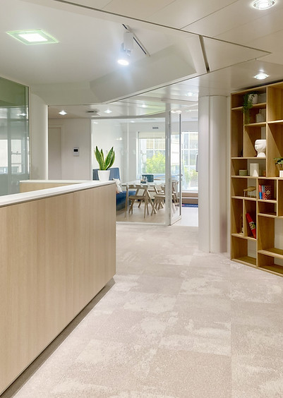 Entrée de la société BERRI à Paris, avec une borne d’accueil NARBUTAS conçue par Welcome Back Intérieurs.