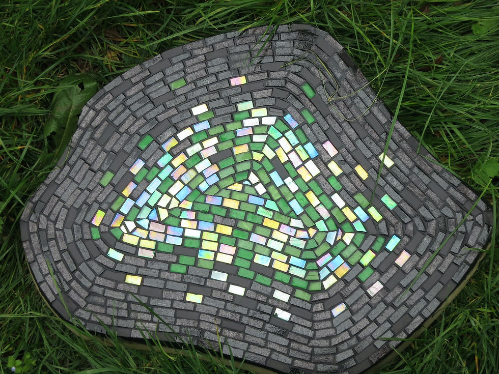 pas japonais en mosaic vert et noir décoration de jardin