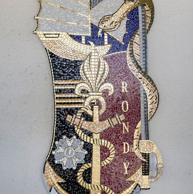 Pucelle militaire école de santé de bron, promotion Rondy, pucelle en mosaïque, insigne en mosaïque, mosaique, art marocain, zellige, céramique,  pas de porte, atelier villeurbanne, atelier lyon, mosaiste, mosaic, carrelage, architecte, décoration, pucelle, bron, ecole militaire, 