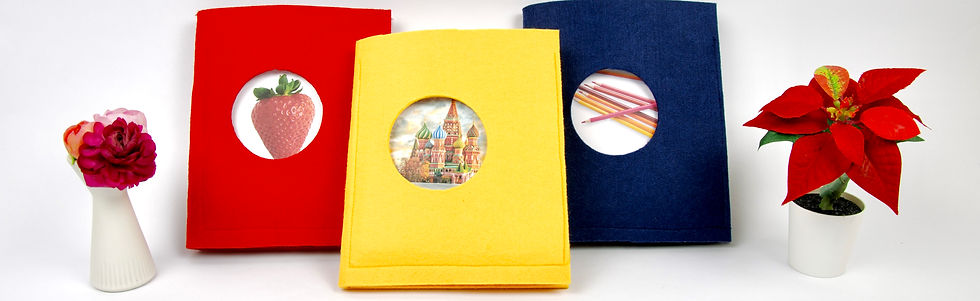 Trois pochettes d'images classifiées sont présentées côte à côte