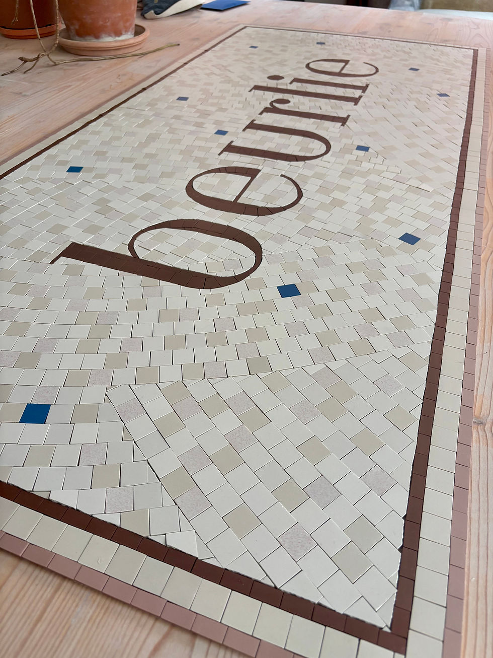 pas de porte d'une boutique en mosaique mosaic mosaïque céramique sur-mesure