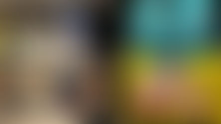 カービィカフェの外観。カラフルな看板にカービィとキャラクターのイラスト。夜で店内に人々が食事を楽しんでいる様子が見える。