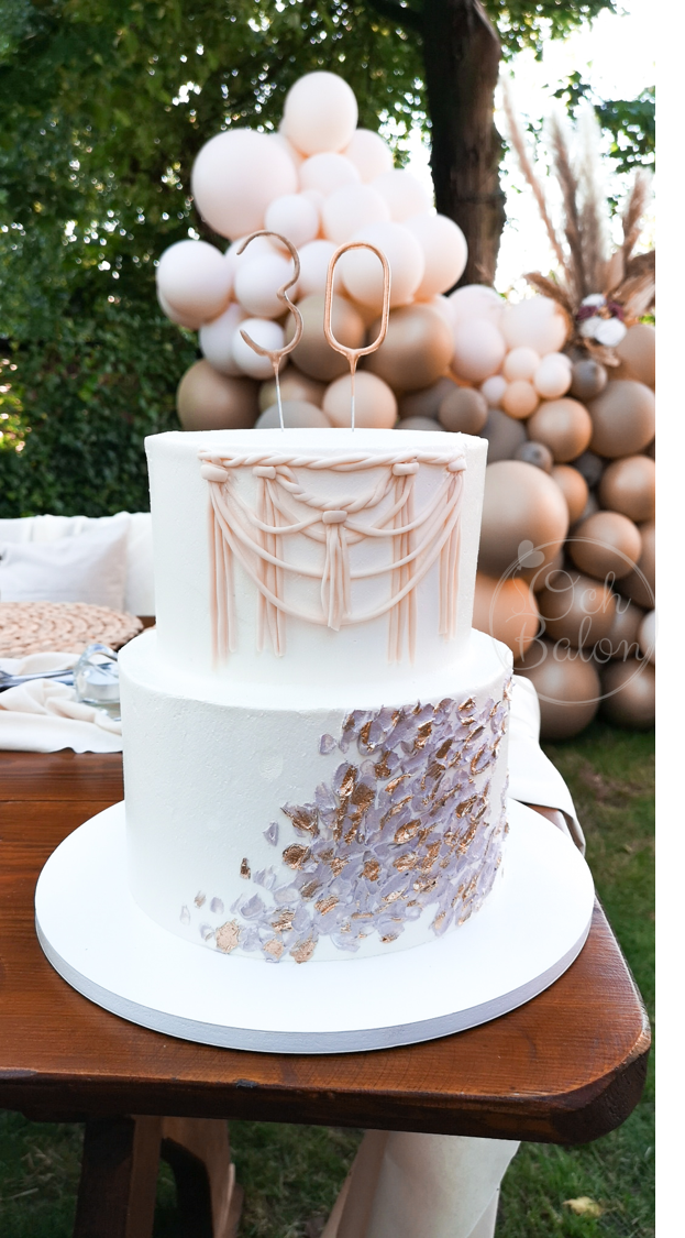 tort lublin, tort urodzinowy, tort na 30 urodziny, tort boho, przyjęcie boho, urodziny boho, ścianka balonowa, ścianka do zdjęć, dekoracja przyjęcia, plener, świeczki 30, świeczki urodzinowe, atelier słodkości lublin