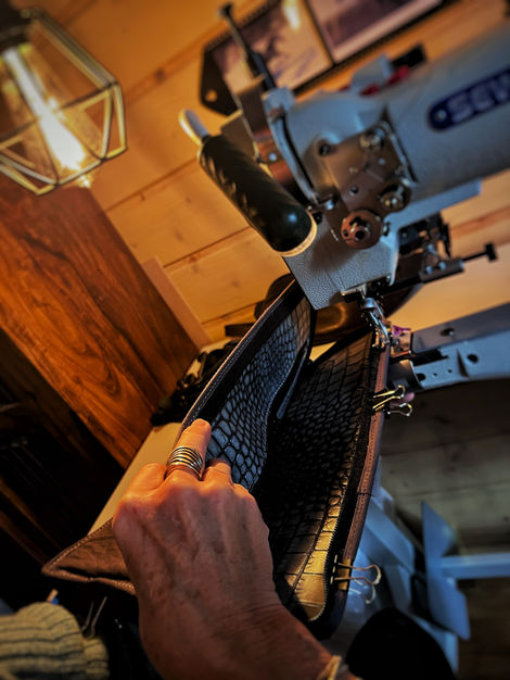 Bienvenue dans mon atelier dans les Hautes-Alpes, proche de Gap. Chaque pièce de maroquinerie que je crée, des sacs à main et portefeuilles aux accessoires uniques, reflète ma passion pour le cuir.