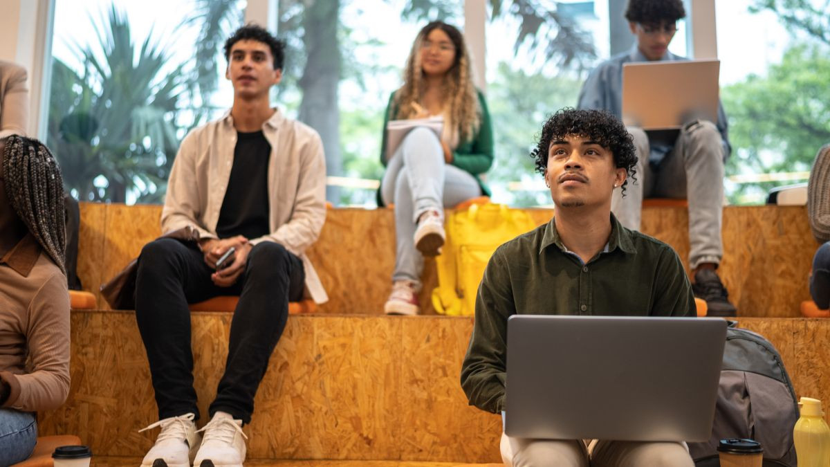 PR POSITION IN AUF EINE SCHULE GEHEN visual data 8