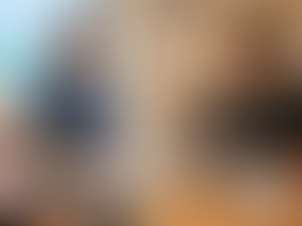 Un hombre pagando unas vacaciones de verano en una playa con una tarjeta y, más tarde, revisando facturas en invierno, con un flujo de datos visible conectando las dos escenas.