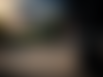 Un hombre de traje está encadenado a una casa con un letrero de "Se Vende" en el jardín, simbolizando la carga de una propiedad.