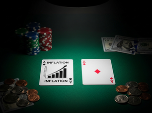 Una mesa de póker con una carta que muestra un gráfico de inflación junto a un as de diamantes, rodeados de dinero y fichas.