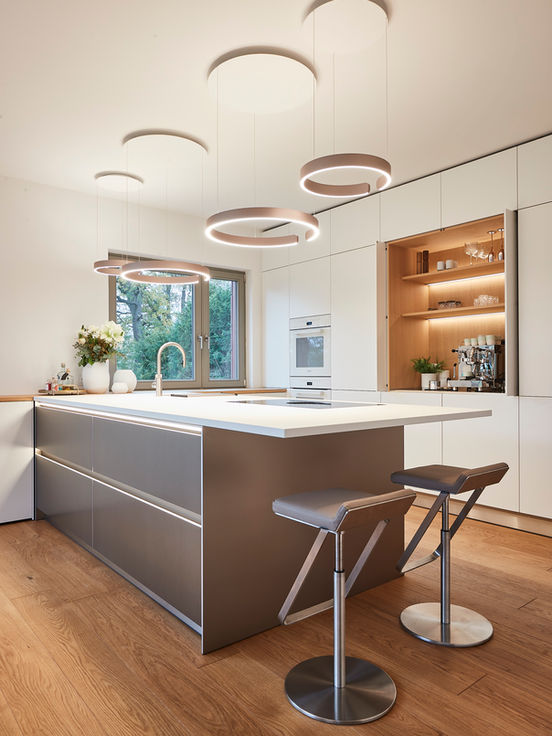 Modernes Design trifft natürliche Ästhetik: Unsere Küchenarbeitsplatten aus Naturstein bringen Eleganz in jede Küche. 
Hochwertige Küchen, maßgeschneidert, Küchenatelier Hamburg, Goldbekplatz 2