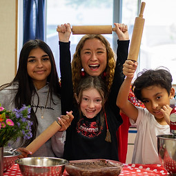Hey student baking with children