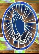 Blaues Emblem mit betenden Händen vor strahlenförmigem Hintergrund auf Holz, spirituell und ruhig.