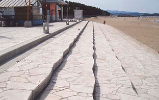 田辺漁港海岸の勝連トラバーチンを貼ったタブレロック