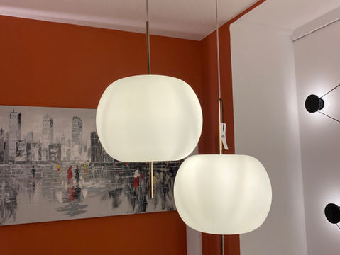 weiße Apfelförmige Pendelleuchten über dem Tisch