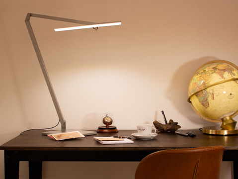 Lichtquelle am Arbeitsplatz, liefert gezieltes, helles Licht zum Arbeiten oder Lernen.