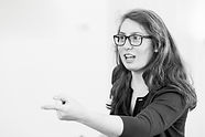 Corporatw public speaking coach Catrina Poor offers rethoric and presentation training in Vienna or Online