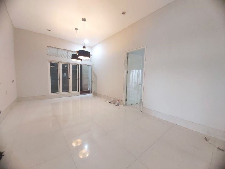 Thumbnail: Rumah Mewah Dan Bagus Minimalis 2 Lantai Di Tengah Kota Dekat Jalan Semeru