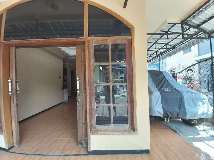 Thumbnail: Rumah Klasik 2 Lantai Kondisi Sangat Terawat Dekat Dengan Tempat Ibadahd