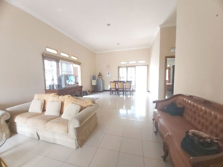 Thumbnail: Rumah Asri Sangat Terawat Dengan Taman Luas Full Perabot Dekat Lapangan Golf