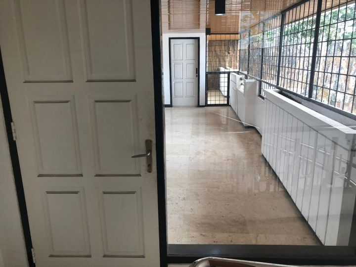 Thumbnail: Bangunan Rumah Kantor Ex Bank Di Jalan Poros Tengah Kota