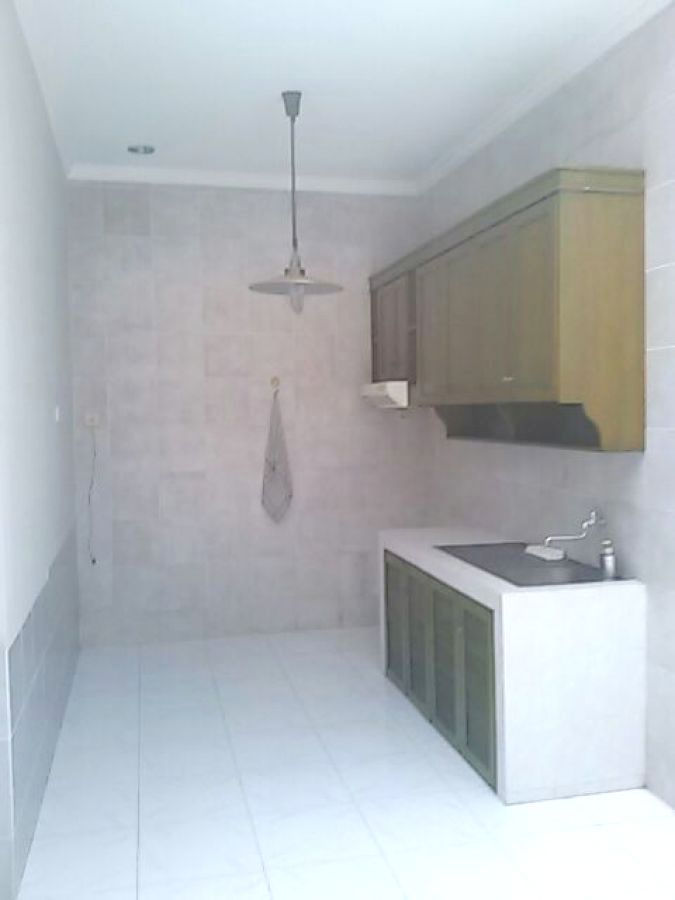 Thumbnail: Rumah Terawat Bangunan 2 Lantai Lokasi Nyaman Taman Sulfat Siap Huni