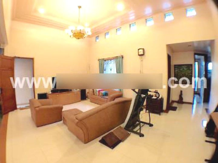 Thumbnail: Rumah Beserta Perabot Di Perum Elit Araya, Cluster Depan, Row Jalan Lebar