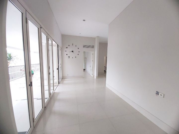 Thumbnail: Rumah Mewah Dan Bagus Minimalis 2 Lantai Di Tengah Kota Dekat Jalan Semeru