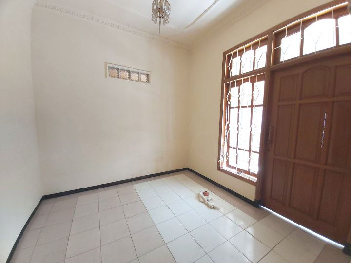 Thumbnail: Rumah Klasik 2 Lantai Kondisi Sangat Terawat Dekat Dengan Tempat Ibadahd