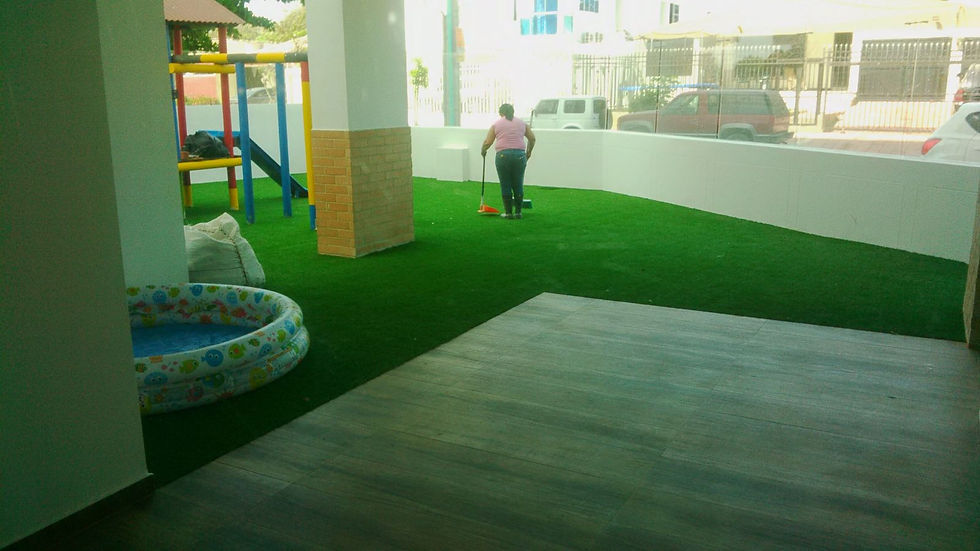 Grama instalada parque edificio.jpg