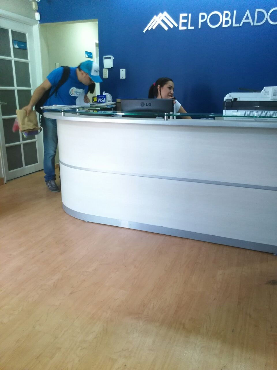 Piso vinilo liston apariencia madera clara.jpg