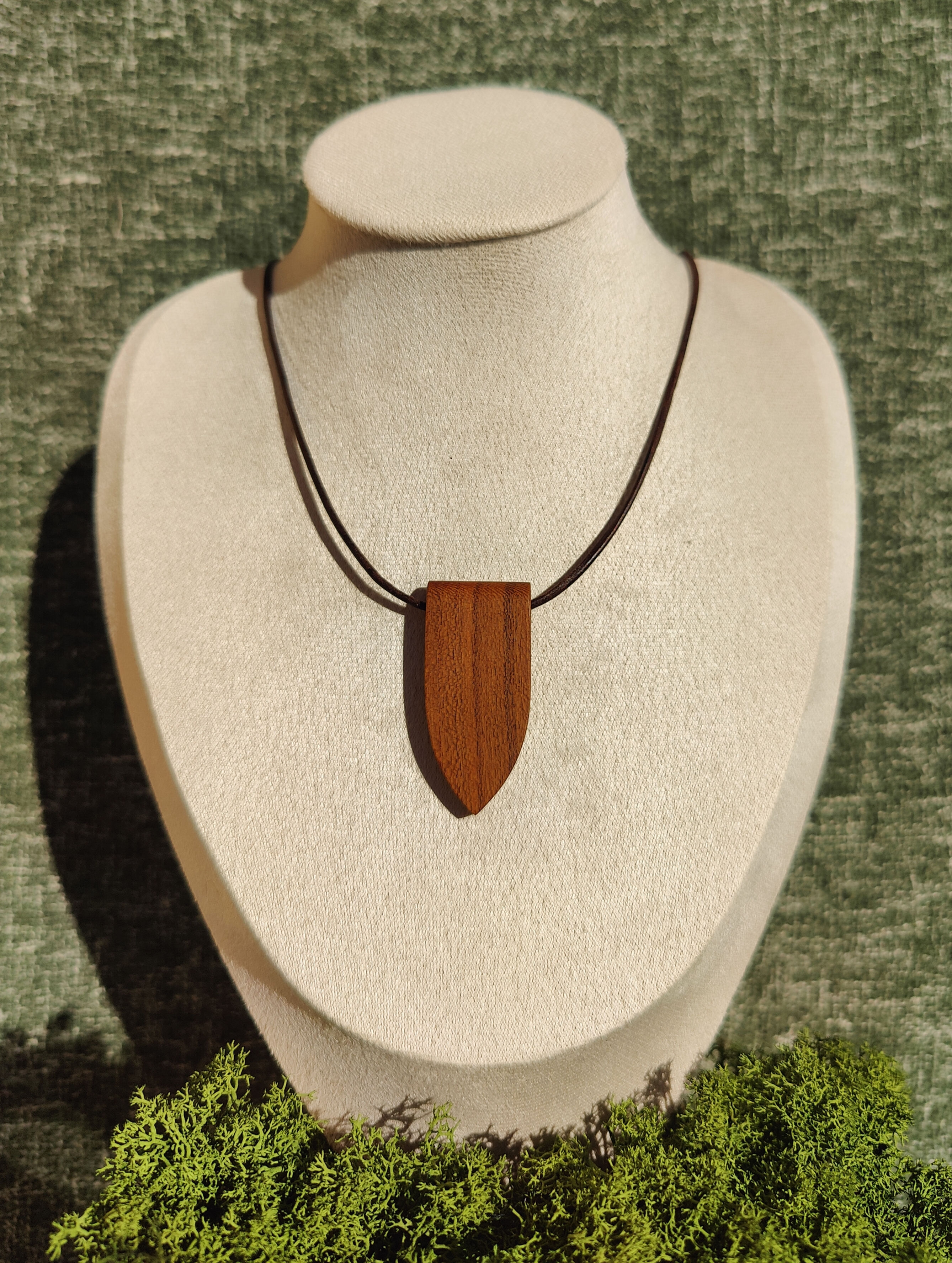 Halskette Aegis - Mandelholz - Kollektion Elementar