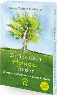 Bunte Aquarellzeichnung eines Baumes auf einer Wiese vor blauem Himmel. Auf der grünen Wiese steht: Zurück nach Hause finden - 70 Kraftkarten für deinen Trauer- und Trostweg. Im Himmel steht Sandra Stelzner-Mürköster.
