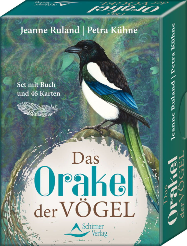 Mit farbig gemalte Elster auf einem Ast vor einem unscharfen gemalten grün-blauen Waldhintergrund. Text: über ihr stehen die Namen der Autorin Jeanne Ruland und der Künstlerin Petra Kühne. Links neben der Elster steht Set mit Buch und 46 Karten; darunter ist noch eine kleine weiße skizzierte Feder. Unter der Elster in einem sehr hellen grauen Kreis steht "Das Orakel der Vögel".