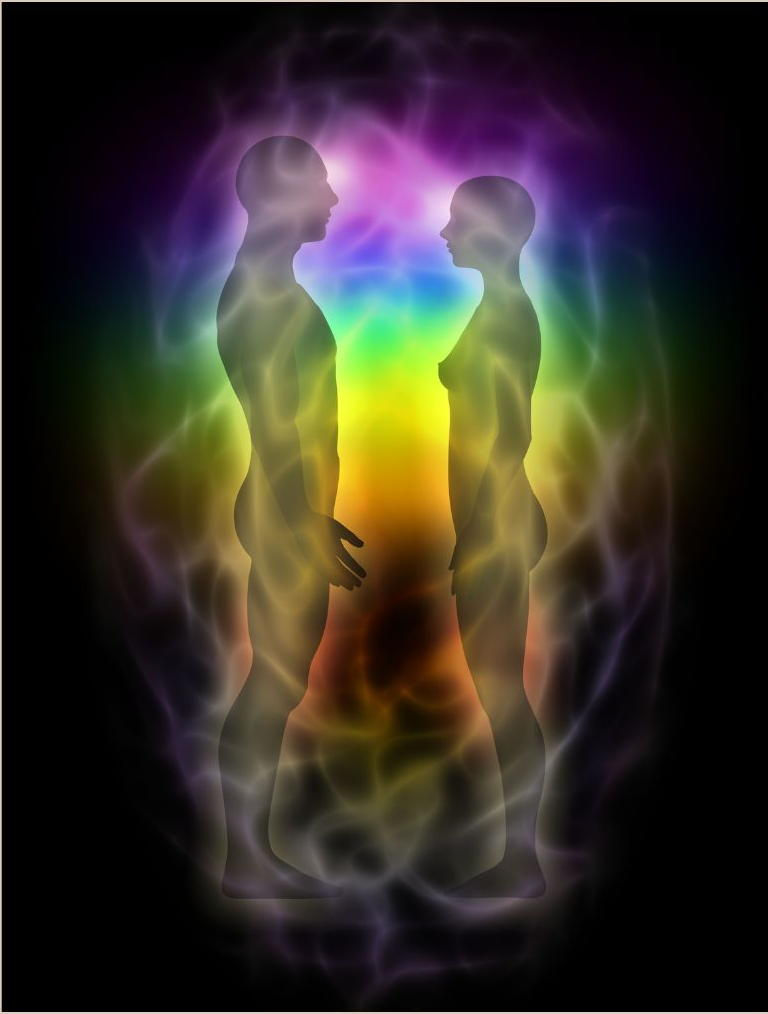 Streitendes Paar, welches auf der Couch sitzt.