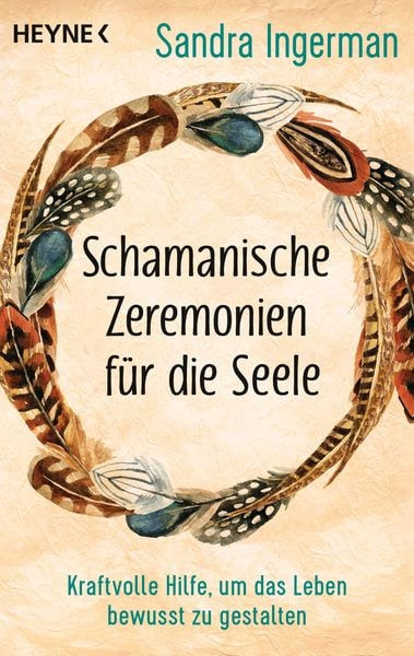 Kranz aus braunen, blauen, weißen und grauen Federn, die individuell gemustert sind. In diesem Kranz steht der Titel des Buches: Schamanische Zeremonien für die Erde. Über den Federkreis steht die Autorin Sandra Ingermann. Unter dem Federkreis steht der Untertitel des Buches: "Kraftvolle Hilfe, um das Leben bewusst zu gestalten". Der Hintergrund ist hell beige Wandstruktur.