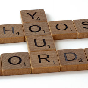 Buchstaben aus Holz, die folgendes Formen "Choose your words"