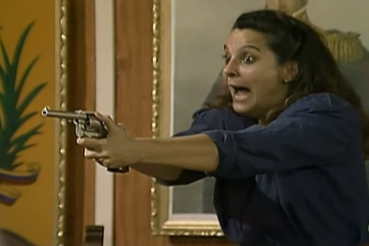 Rosaura tenta atirar em Kassandra.